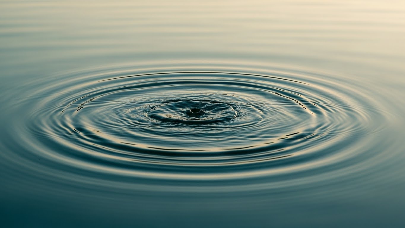 静かな水面に波紋が広がり、やがて消えていくような抽象的で穏やかなイメージ